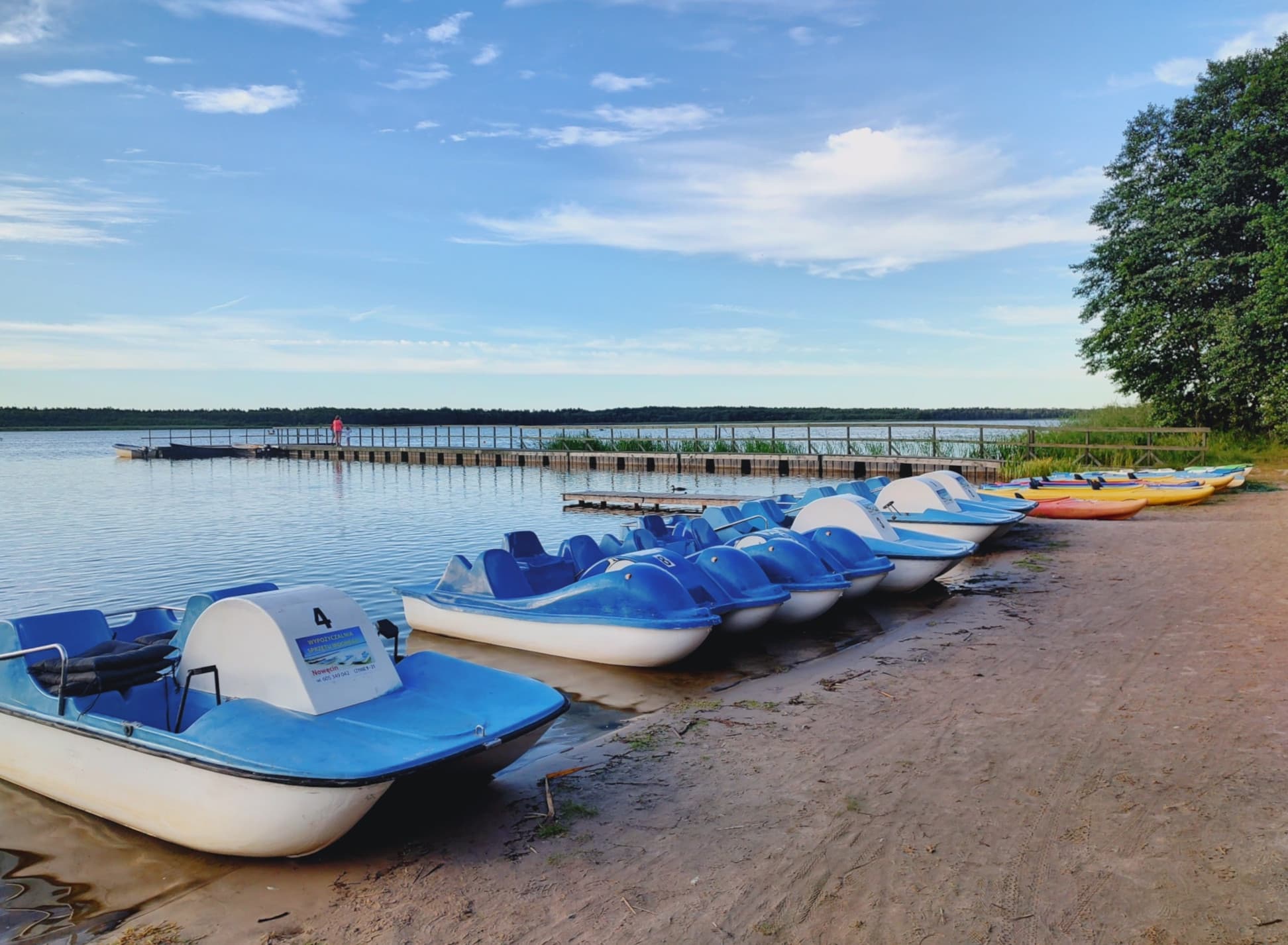 Wypożyczalnia sprzętu wodnego przy jeziorze Sarbsko