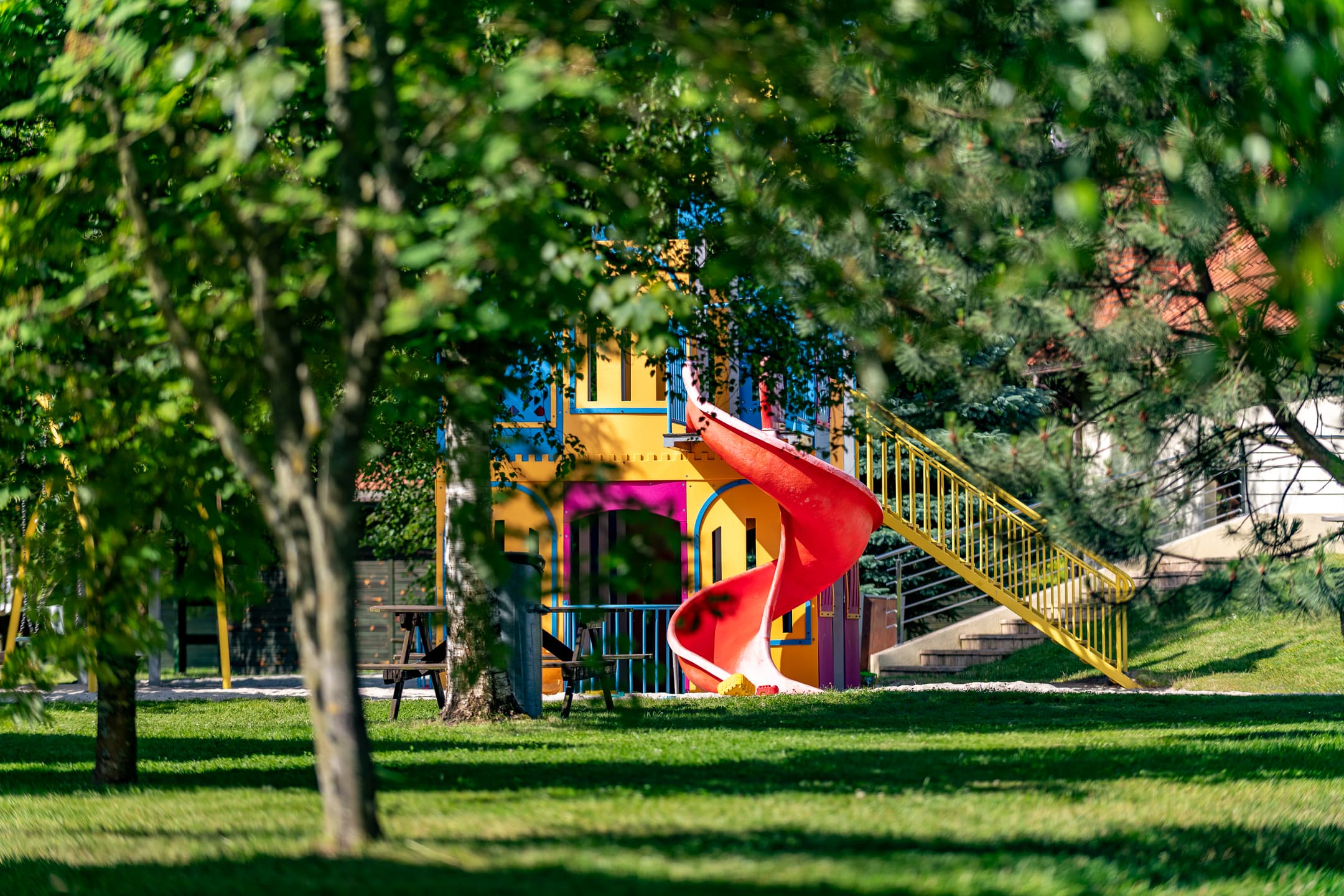 Duży plac zabaw wśród zieleni